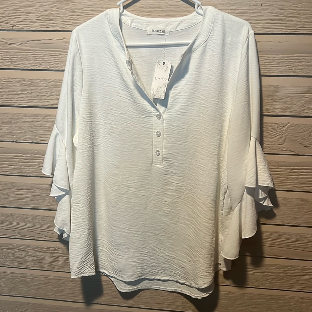 NWT Women’s white Expresso shirt size XL.
